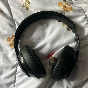 All Black Studio Pro Beats